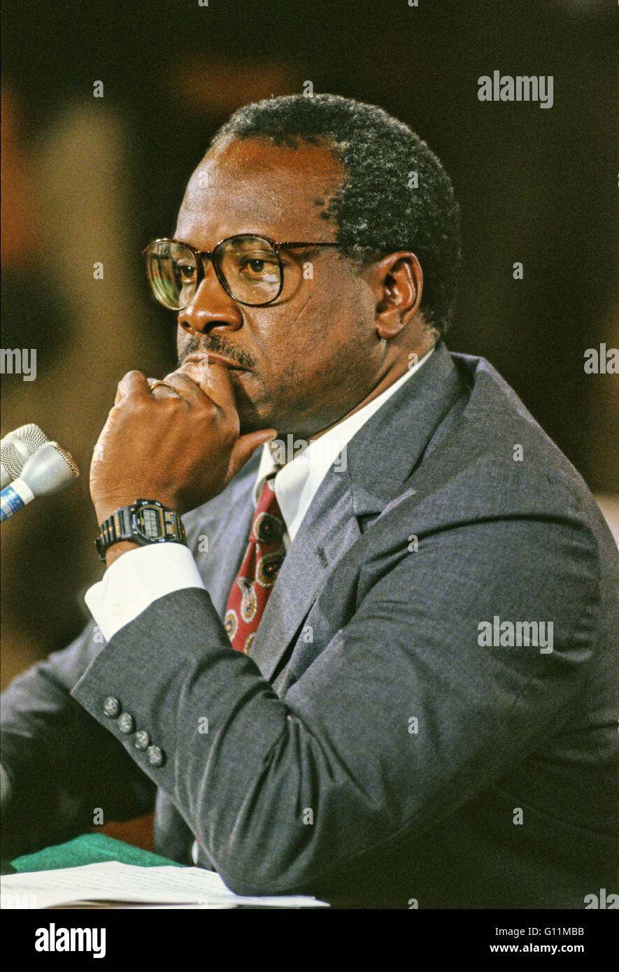 Washington, District Of Columbia, USA. 11. September, 1991. Richter Clarence Thomas zeugt während der mündlichen Verhandlung vor uns Justizausschuss des Senats, ihn als Associate Justice von der US Supreme Court in uns Senat Caucus Zimmer in Washington, DC am 11. September 1991 zu bestätigen. Thomas wurde nominiert für die Position von US-Präsident George H.W. Bush am 1. Juli 1991 ausscheidende Gerechtigkeit Thurgood Marshall.Credit ersetzen: Arnie Sachs/CNP © Arnie Sachs/CNP/ZUMA Draht/Alamy Live News Stockfoto