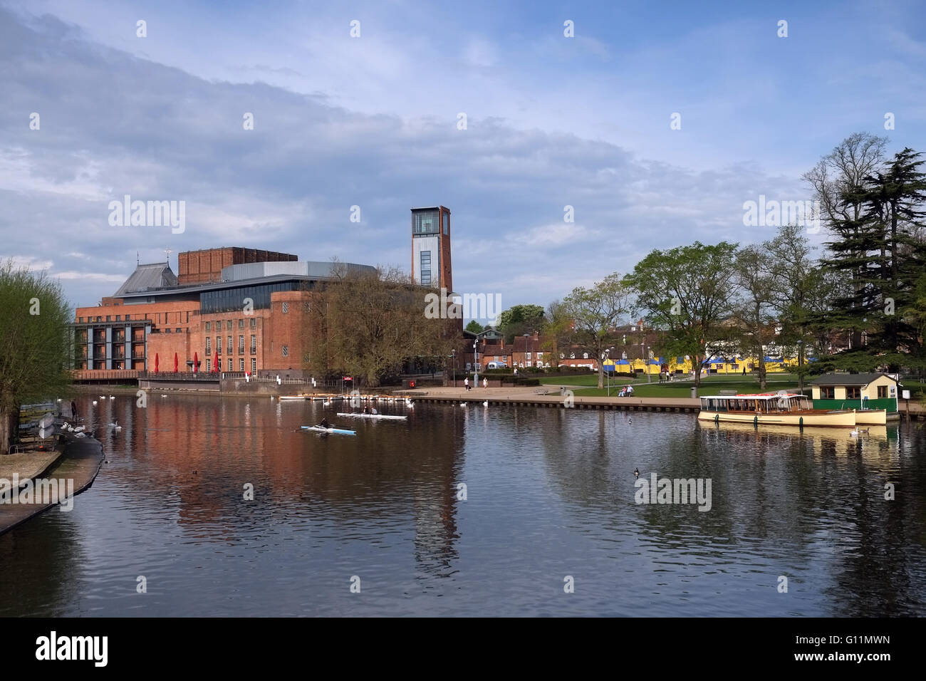 -Upon-Avon, England, Vereinigtes Königreich; 8. Mai 2016. Ein schöner Tag werden nach unten durch den Fluß Avon in Stratford. Bildnachweis: Andrew Lockie/Alamy Live-Nachrichten Stockfoto