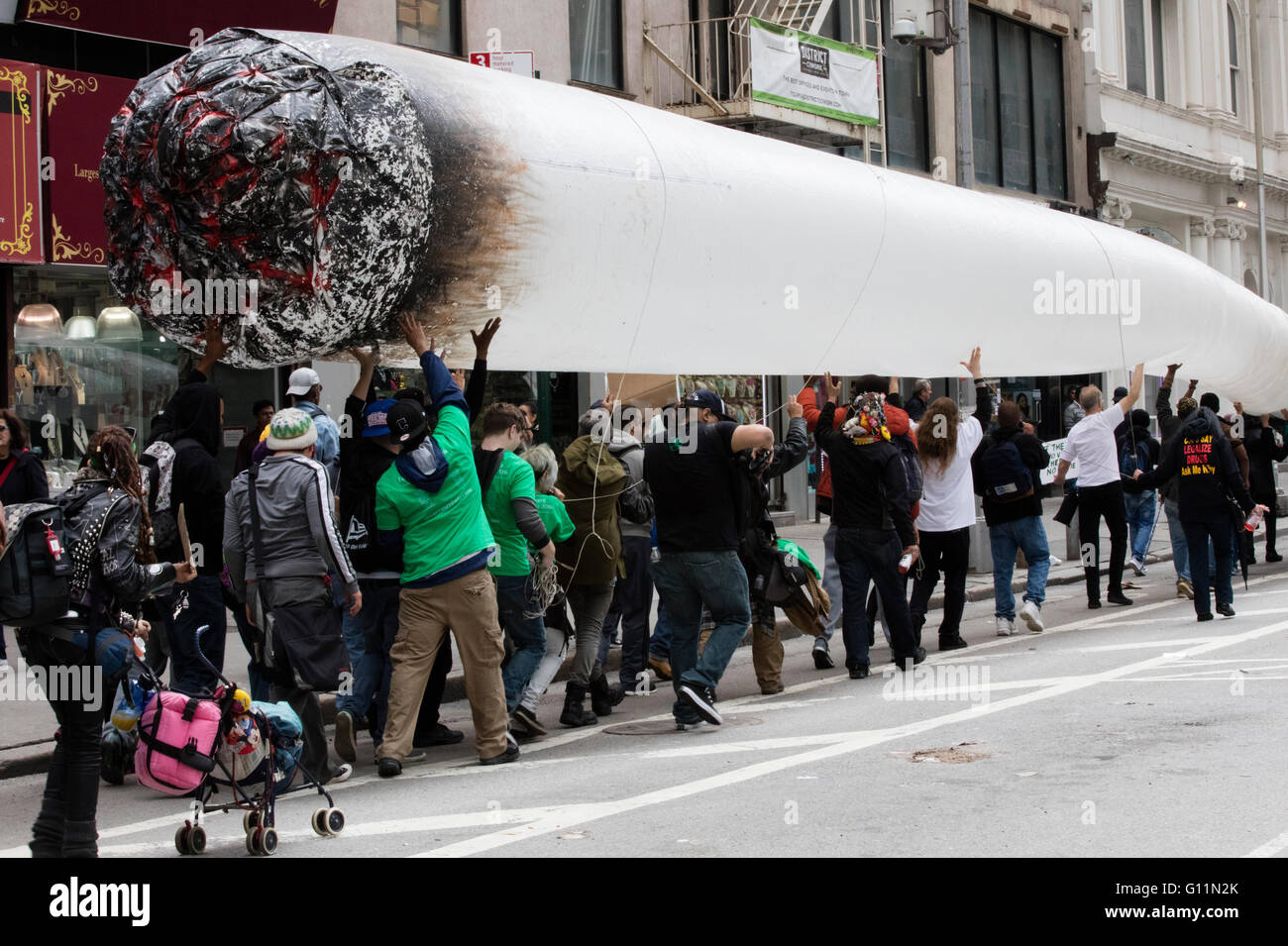 New York, Vereinigte Staaten von Amerika. 7. Mai 2016. Hunderte von Menschen teilgenommen über die jährliche NYC Cannabis Parade & Rallye zur Unterstützung der Legalisierung des Krauts für Freizeit- und medizinische Verwendung am Union Square in New York. Bildnachweis: Luiz Rampelotto/Pacific Press/Alamy Live-Nachrichten Stockfoto