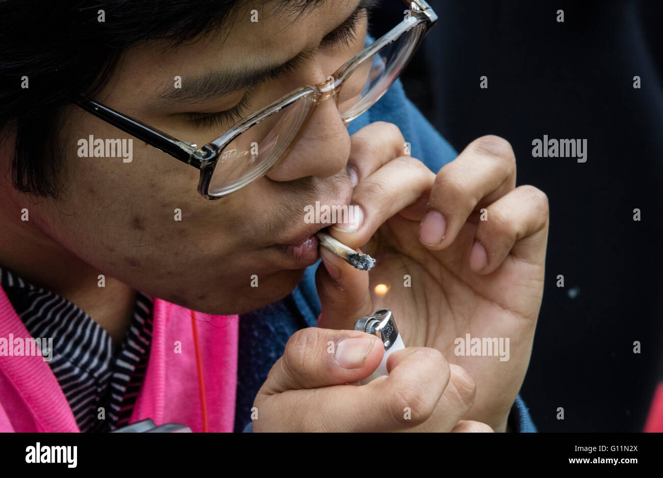 New York, Vereinigte Staaten von Amerika. 7. Mai 2016. Ein Mann raucht Cannabis während der jährlichen NYC Cannabis Parade & Rallye zur Unterstützung der Legalisierung des Krauts für Freizeit- und medizinische Verwendung am Union Square in New York. Bildnachweis: Luiz Rampelotto/Pacific Press/Alamy Live-Nachrichten Stockfoto