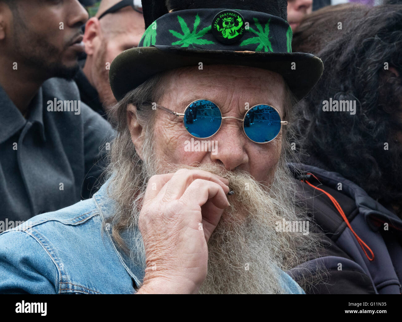 New York, Vereinigte Staaten von Amerika. 7. Mai 2016. Ein Mann raucht Cannabis während der jährlichen NYC Cannabis Parade & Rallye zur Unterstützung der Legalisierung des Krauts für Freizeit- und medizinische Verwendung am Union Square in New York. Bildnachweis: Luiz Rampelotto/Pacific Press/Alamy Live-Nachrichten Stockfoto