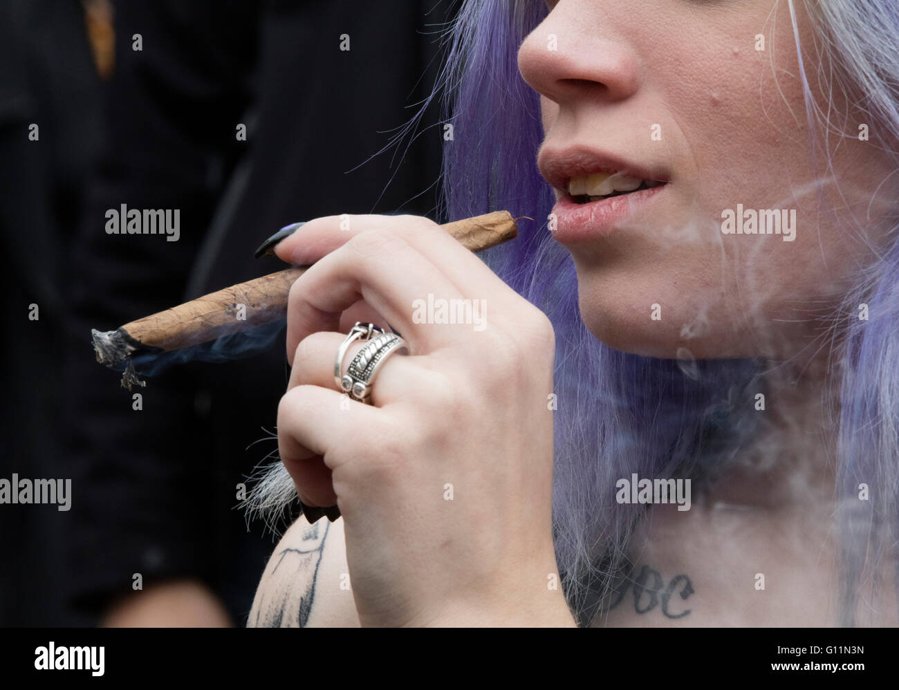 New York, Vereinigte Staaten von Amerika. 7. Mai 2016. Eine Frau raucht Cannabis während der jährlichen NYC Cannabis Parade & Rallye zur Unterstützung der Legalisierung des Krauts für Freizeit- und medizinische Verwendung am Union Square in New York. Bildnachweis: Luiz Rampelotto/Pacific Press/Alamy Live-Nachrichten Stockfoto