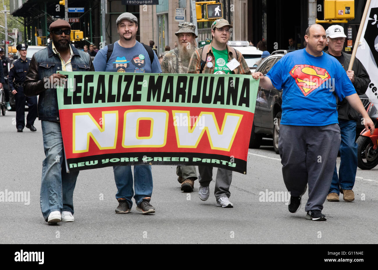 New York, Vereinigte Staaten von Amerika. 7. Mai 2016. Hunderte von Menschen teilgenommen über die jährliche NYC Cannabis Parade & Rallye zur Unterstützung der Legalisierung des Krauts für Freizeit- und medizinische Verwendung am Union Square in New York. Bildnachweis: Luiz Rampelotto/Pacific Press/Alamy Live-Nachrichten Stockfoto