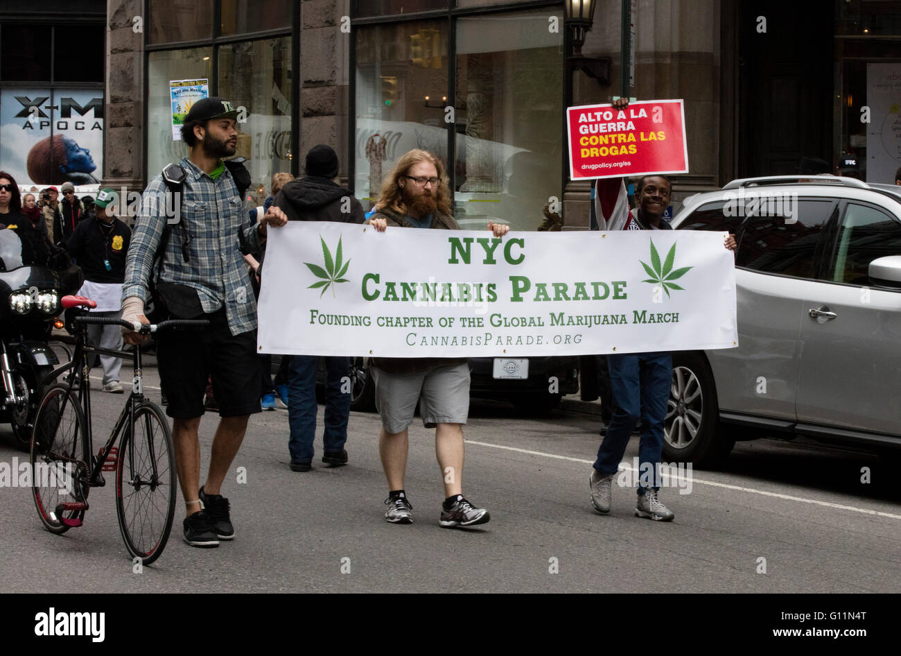 New York, Vereinigte Staaten von Amerika. 7. Mai 2016. Hunderte von Menschen teilgenommen über die jährliche NYC Cannabis Parade & Rallye zur Unterstützung der Legalisierung des Krauts für Freizeit- und medizinische Verwendung am Union Square in New York. Bildnachweis: Luiz Rampelotto/Pacific Press/Alamy Live-Nachrichten Stockfoto