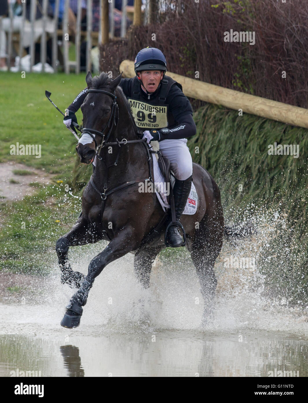 Badminton House, Badminton, UK. 7. Mai 2016. Mitsubishi Motors Badminton Horse Trials. Vierter Tag. Oliver Townsend (GBR) Reiten ‘schwarze Krawatte "während des Langlauf Bestandteils der Mitsubishi Motors Badminton Horse Trials. Bildnachweis: Aktion Plus Sport/Alamy Live-Nachrichten Stockfoto