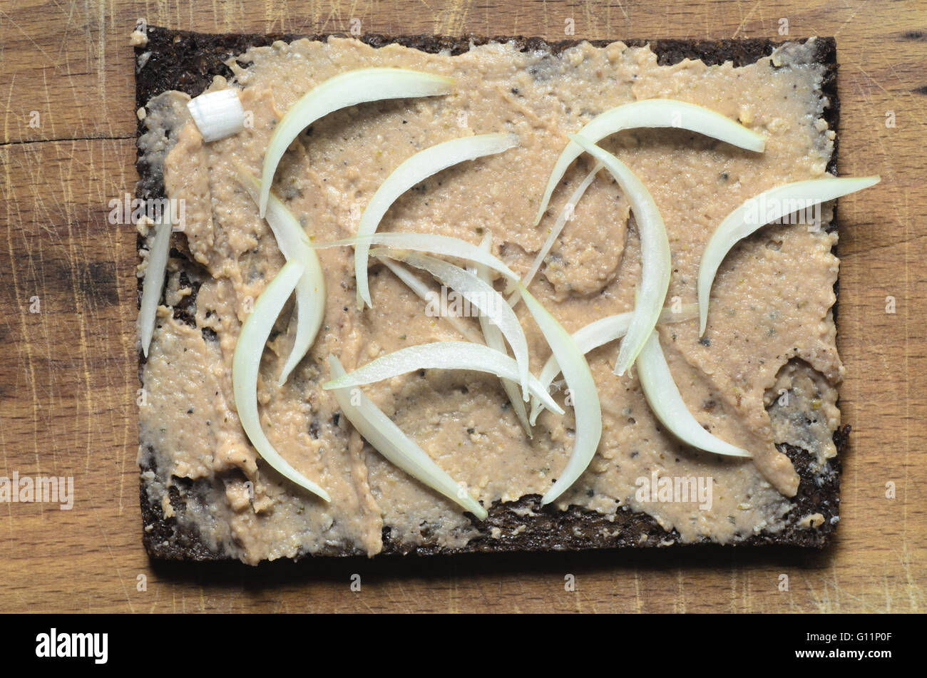 Open-Sandwich mit vegetarischer Pastete Draufsicht Stockfoto