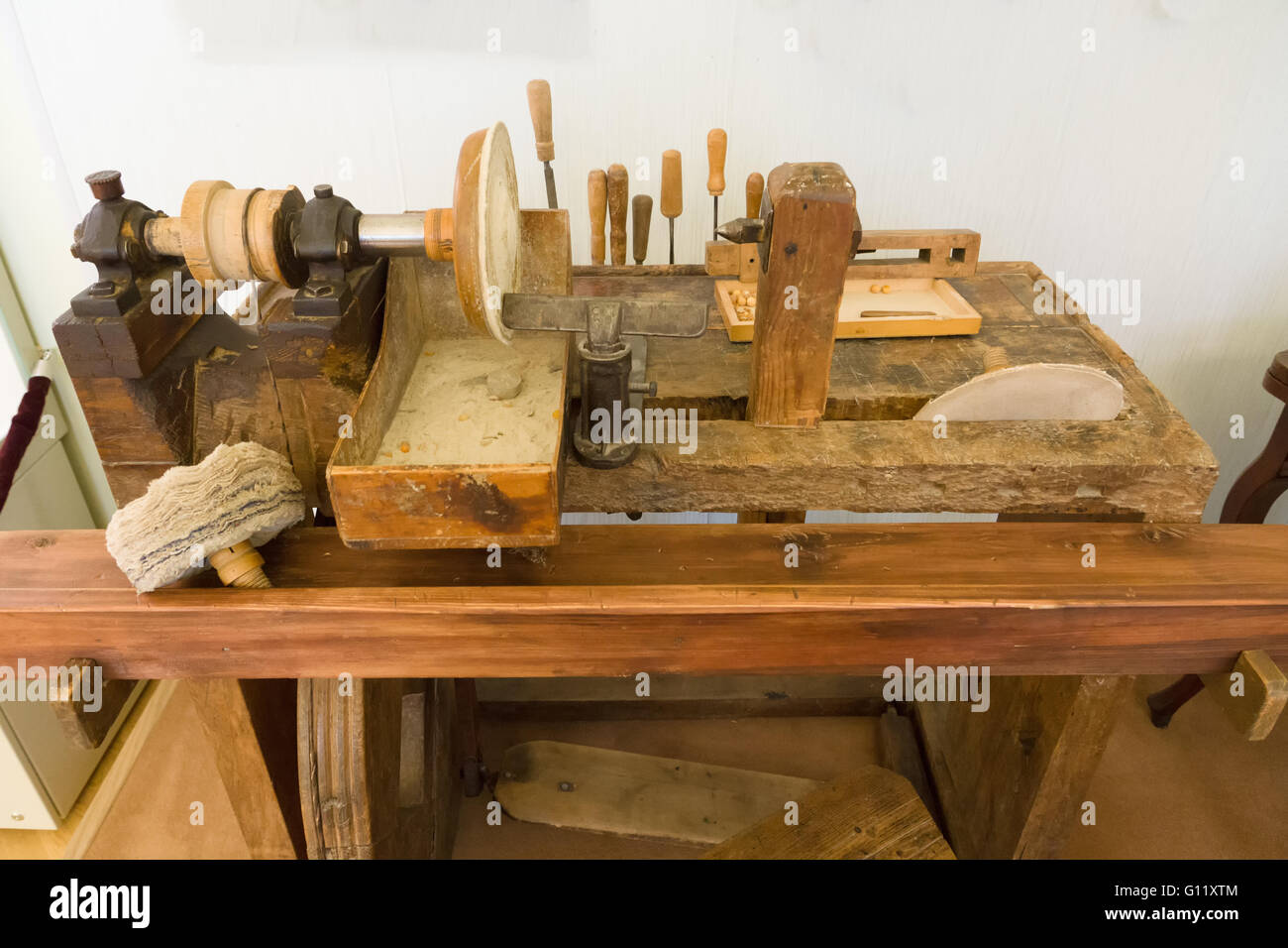 die alte hölzerne Maschine für die Verarbeitung von Bernstein Stockfoto