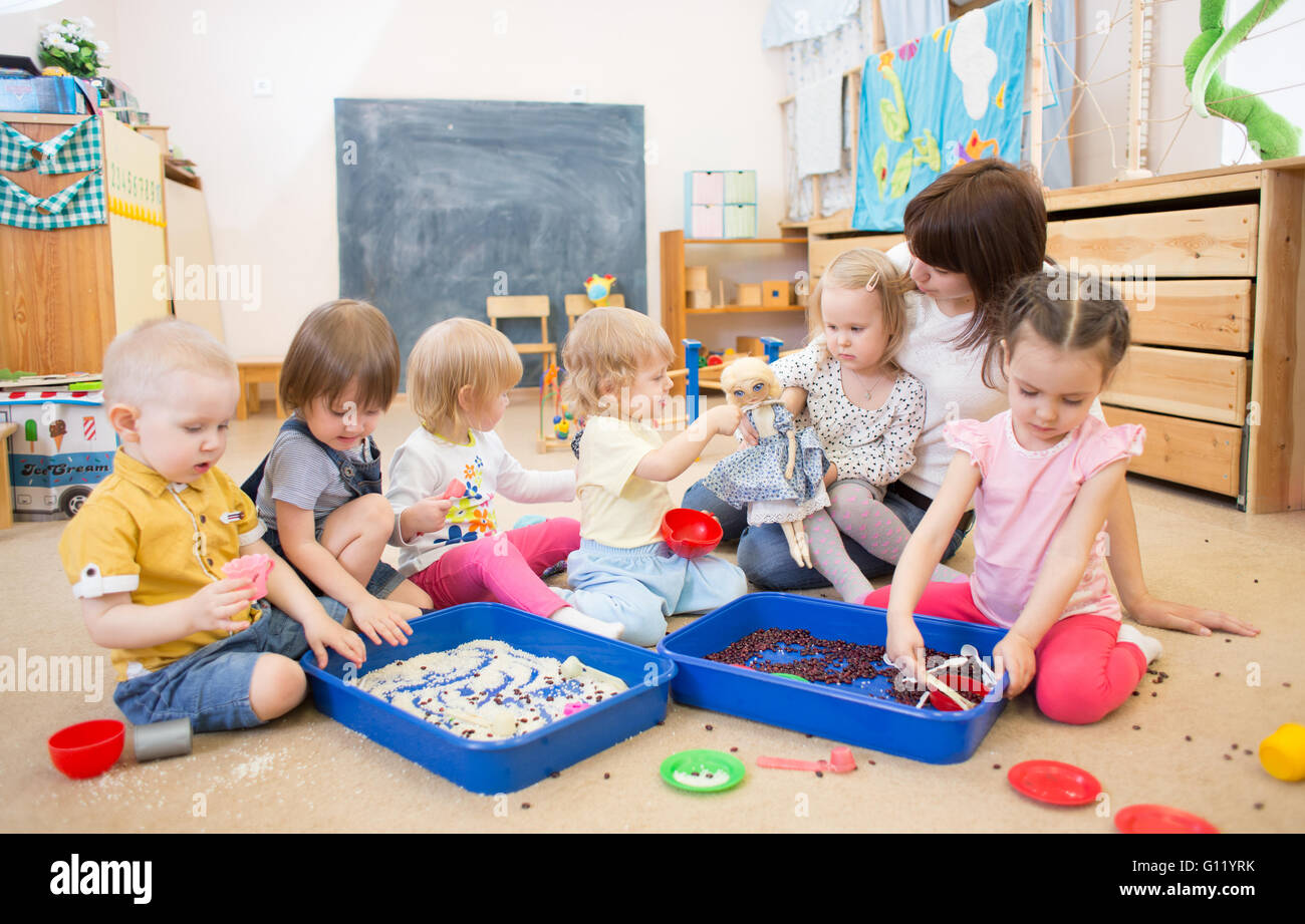 Kinder mit Lehrer Hände zu verbessern Motorik im kindergarten Stockfoto