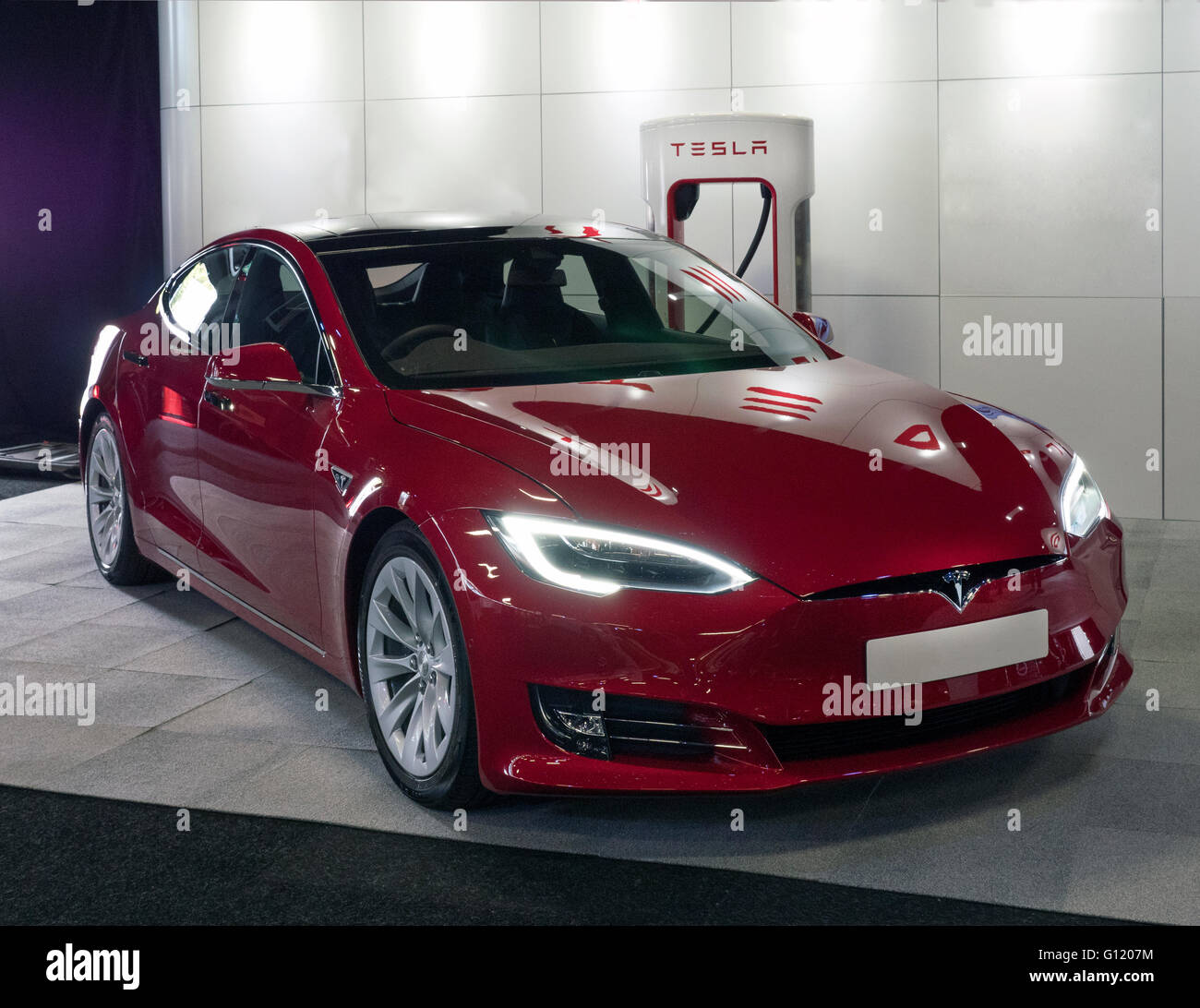 Tesla Elektroauto aufladen bei Tesla Ladestation Stockfoto