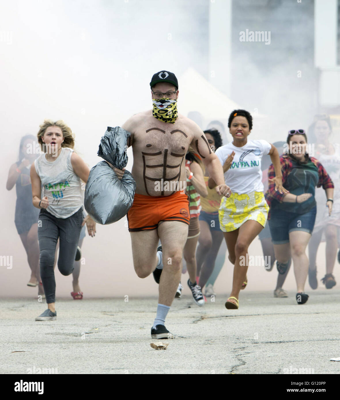 Nachbarn 2: Sorority erhebt sich eine bevorstehende US-amerikanische Filmkomödie. Es ist die Fortsetzung von 2014 Film Nachbarn.  Dieses Foto ist nur zu redaktionellen Zwecken und unterliegen dem Copyright von der Filmgesellschaft und/oder der Fotograf von dem Film oder der Firma zugeordnet und kann nur durch Veröffentlichungen im Zusammenhang mit der Förderung der oben genannten Film reproduziert werden. Eine obligatorische Gutschrift auf die Filmgesellschaft ist erforderlich. Der Fotograf sollte auch angerechnet werden, wenn bekannt. Stockfoto