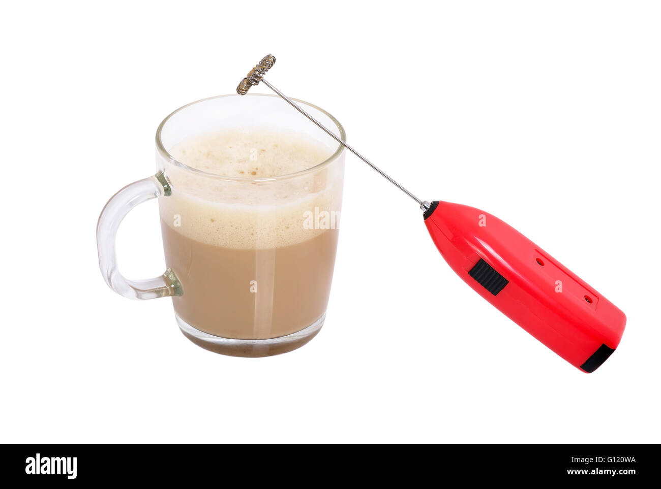 Gerät zum Aufschäumen von Milch und eine Tasse Kaffee auf einem weißen Hintergrund Stockfoto