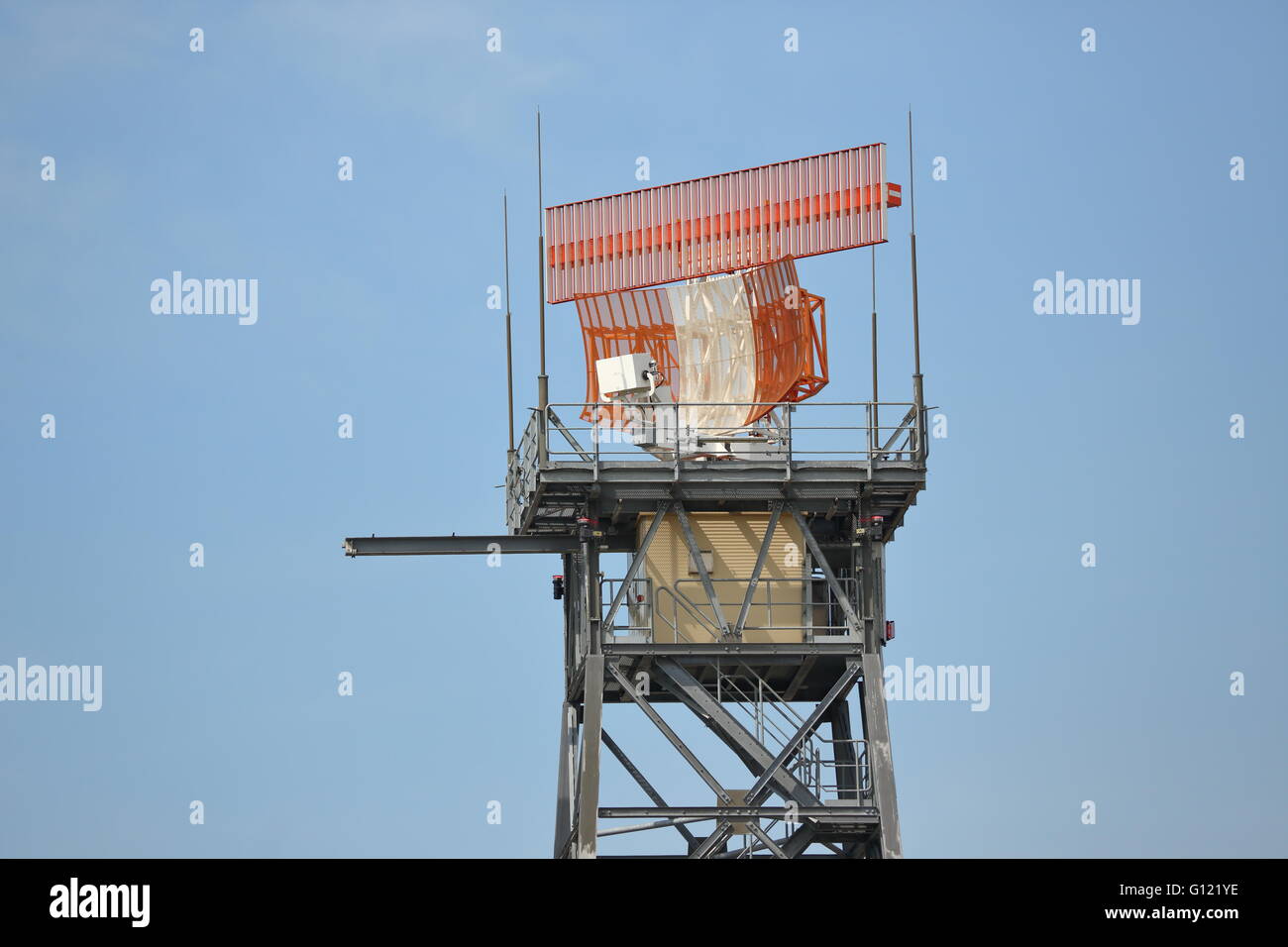 Boden Flugsicherungsradar am Flughafen London Heathrow, Vereinigtes Königreich Stockfoto