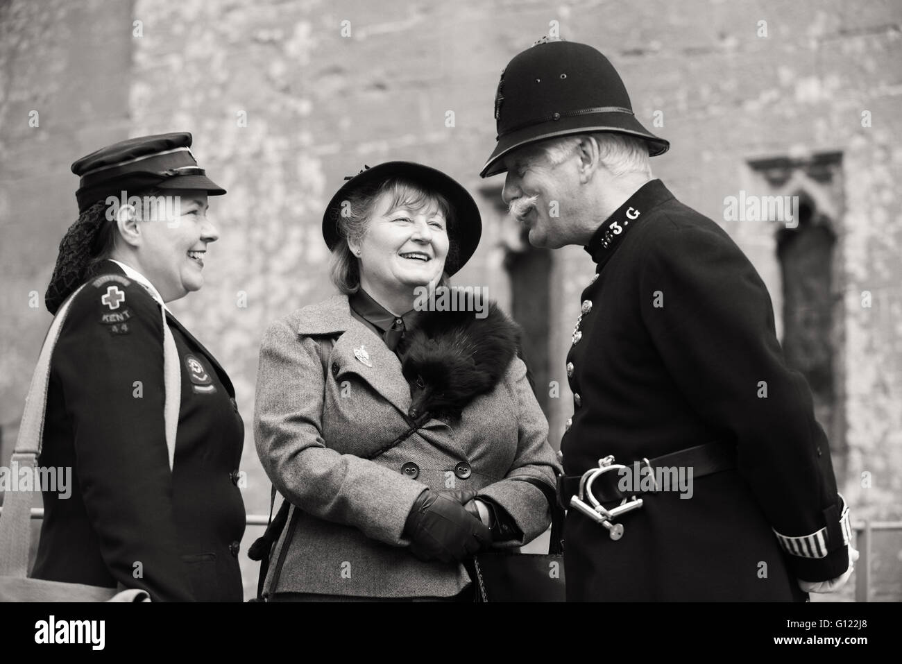 1940 Wachtmeister spricht mit zwei Frauen - Festung Wales Multi-period Reenactment Veranstaltung im Caldecot Schloss Stockfoto