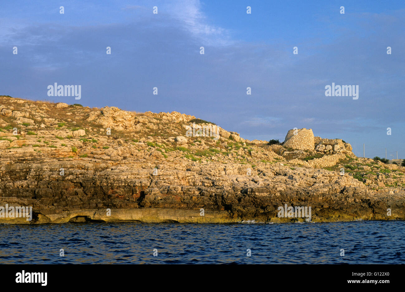 Felsenküste und Ruinen des Turmes in der Nähe von Santa Maria di Leuca, Salento, Apulien, Italien Stockfoto