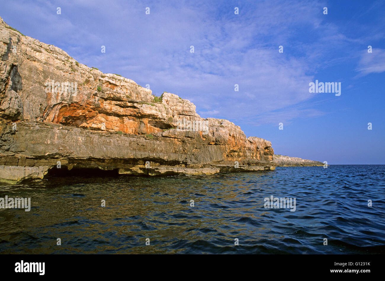 Felsige Küste und Meer Höhle in der Nähe von Santa Maria di Leuca, Salento, Apulien, Italien Stockfoto