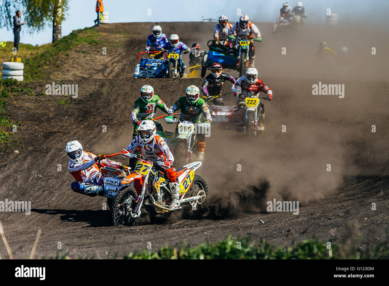 Gruppe von Motorradfahrern mit Reiten in eine staubige Piste im Motocross Cup des Ural Gespanne Stockfoto