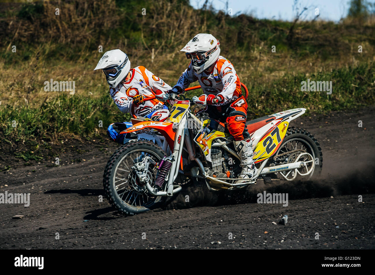 Nahaufnahme eines Motorrades mit Beiwagen Reiten in eine staubige Piste im Cup der Ural motocross Stockfoto