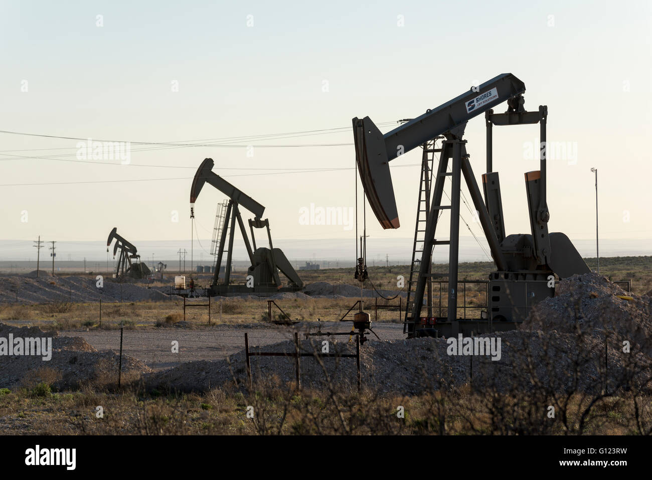 Pumpen Sie, Buchsen in einem Ölfeld in Permian Basin, New Mexico. Stockfoto