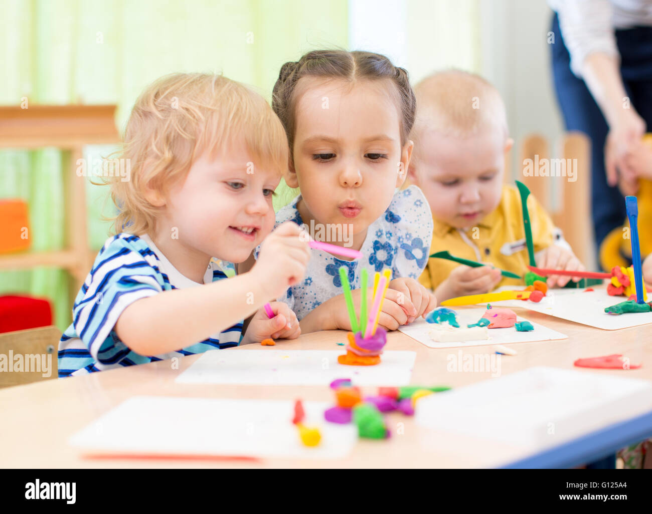 glückliche Kinder machen Kunst und Kunsthandwerk in Kindertagesstätte Stockfoto