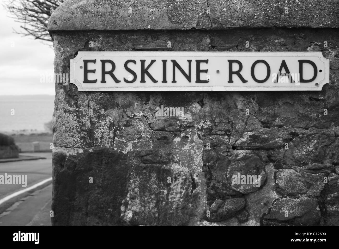 Schwarz-weiß Foto von Erskine Road Sign, Portobello, Edinburgh, Schottland Stockfoto