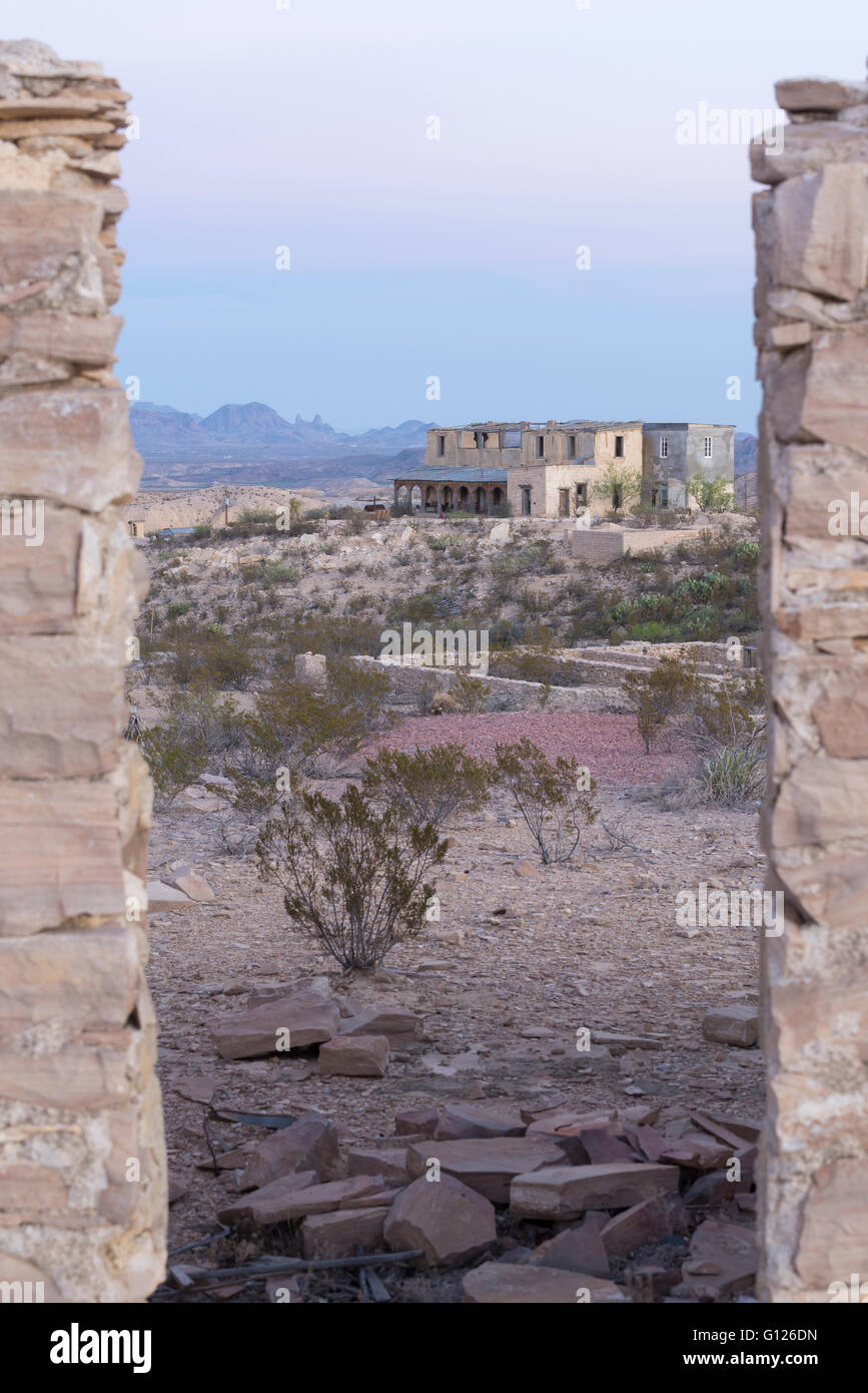 Perry-Villa und Chisos Mountains angesehen von der Ruine des Felsens Gebäude in Geisterstadt Terlingua, Texas Stockfoto