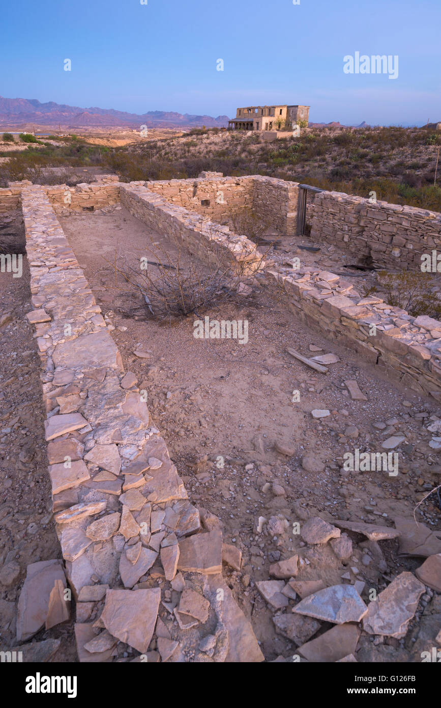 Grundlage für die Ruinen eines Rock-Gebäudes und der Perry-Villa in Geisterstadt Terlingua, Texas Stockfoto