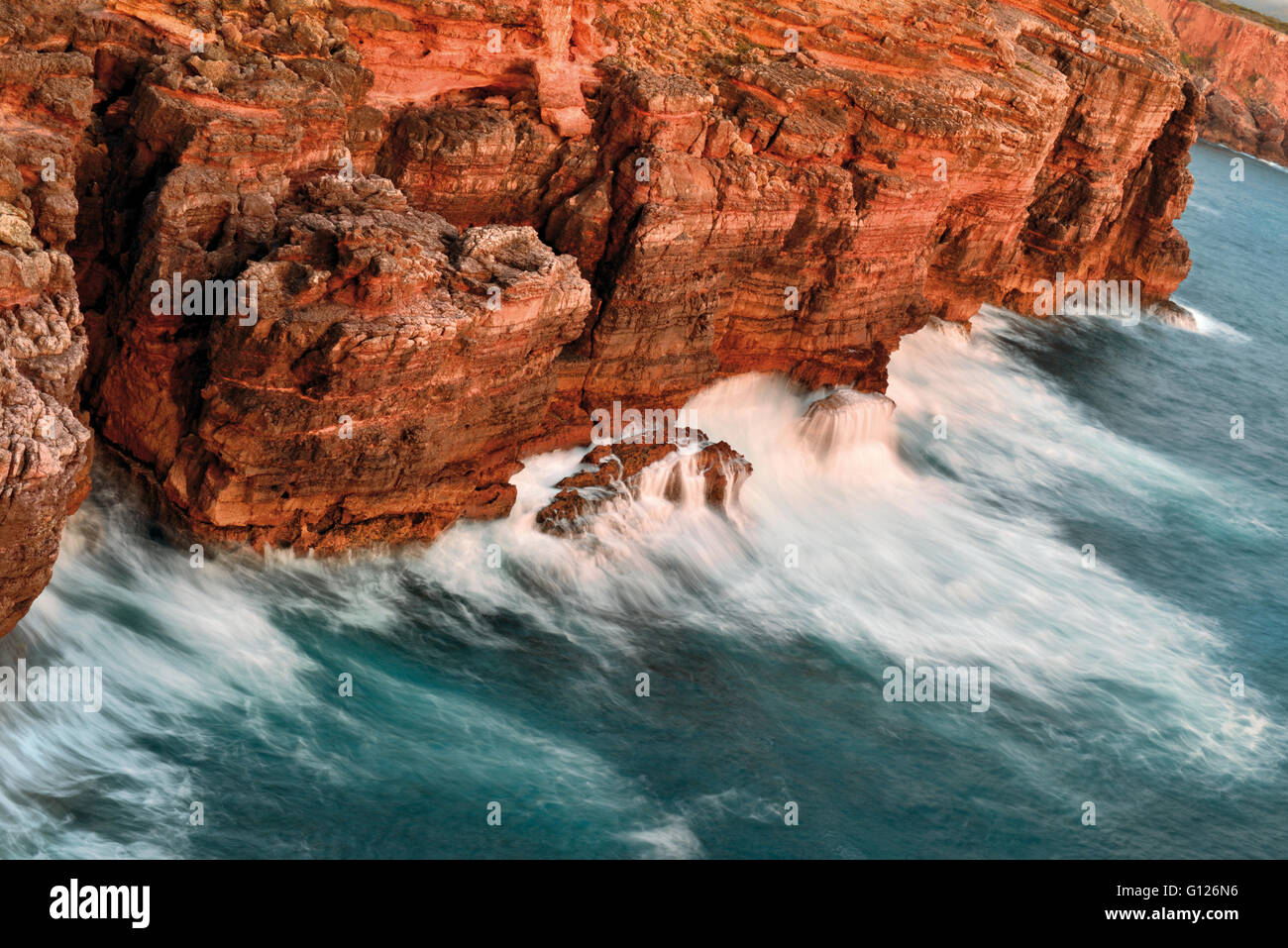 Portugal, Algarve: Vogelfedern Augen-Blick auf felsigen Klippen und Anstieg der Wellen Stockfoto