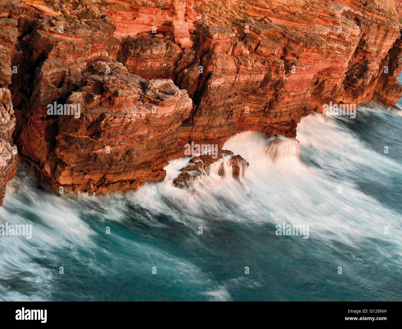 Portugal, Algarve: Vogelfedern Augen-Blick auf felsigen Klippen und Anstieg der Wellen Stockfoto