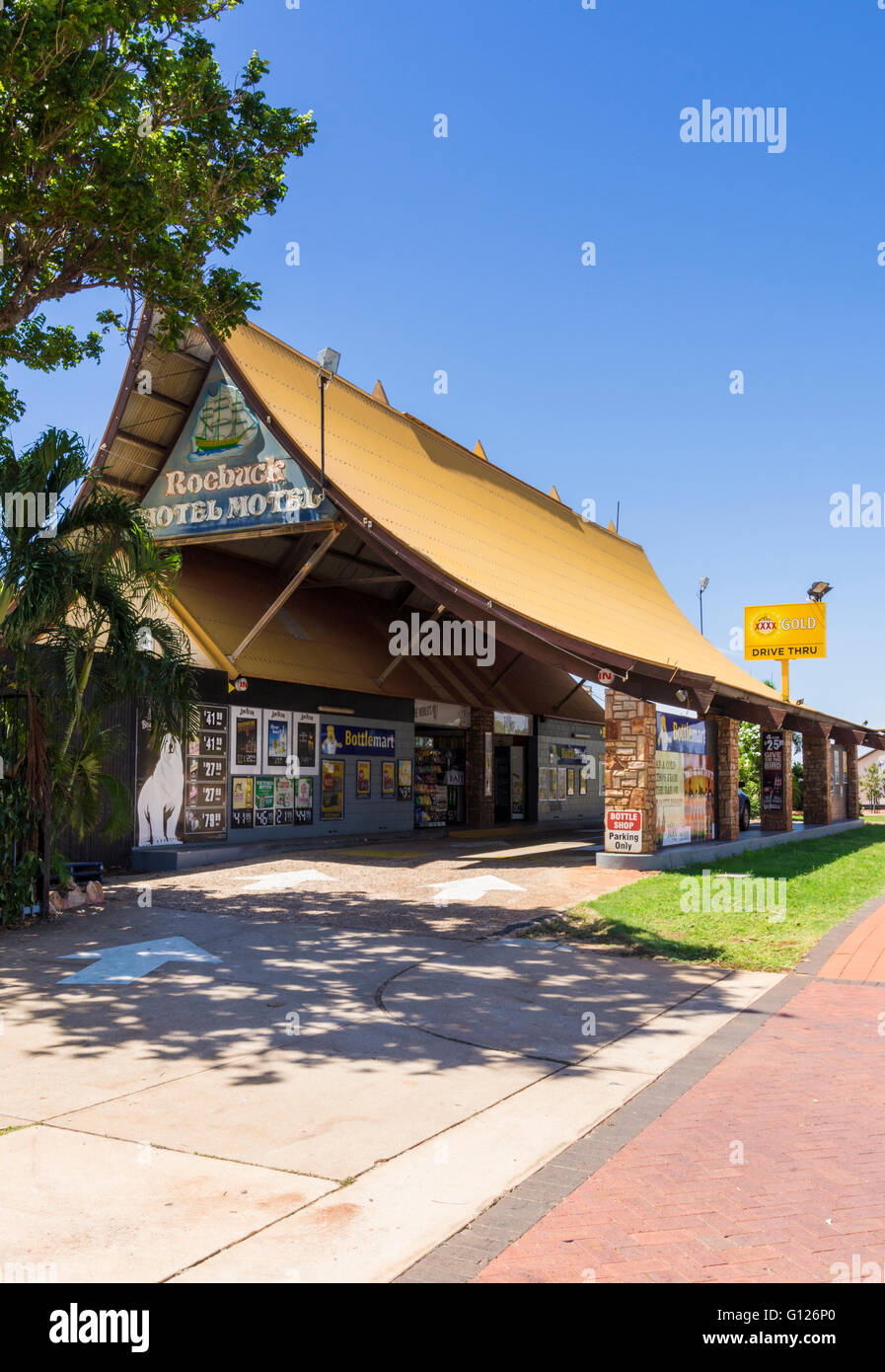 Die unverwechselbaren Drive-in Flasche Shop der Roebuck Bay Hotel Motel, Broome, Kimberley, Western Australia Stockfoto