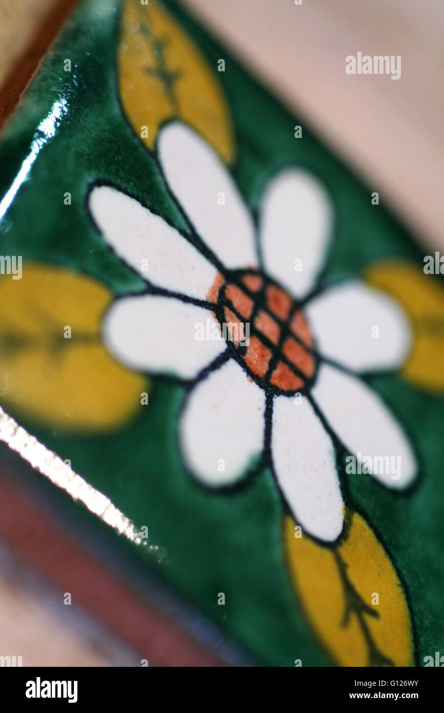 Fairtrade-handgefertigte dekorative Blumen Fliesen Stockfoto