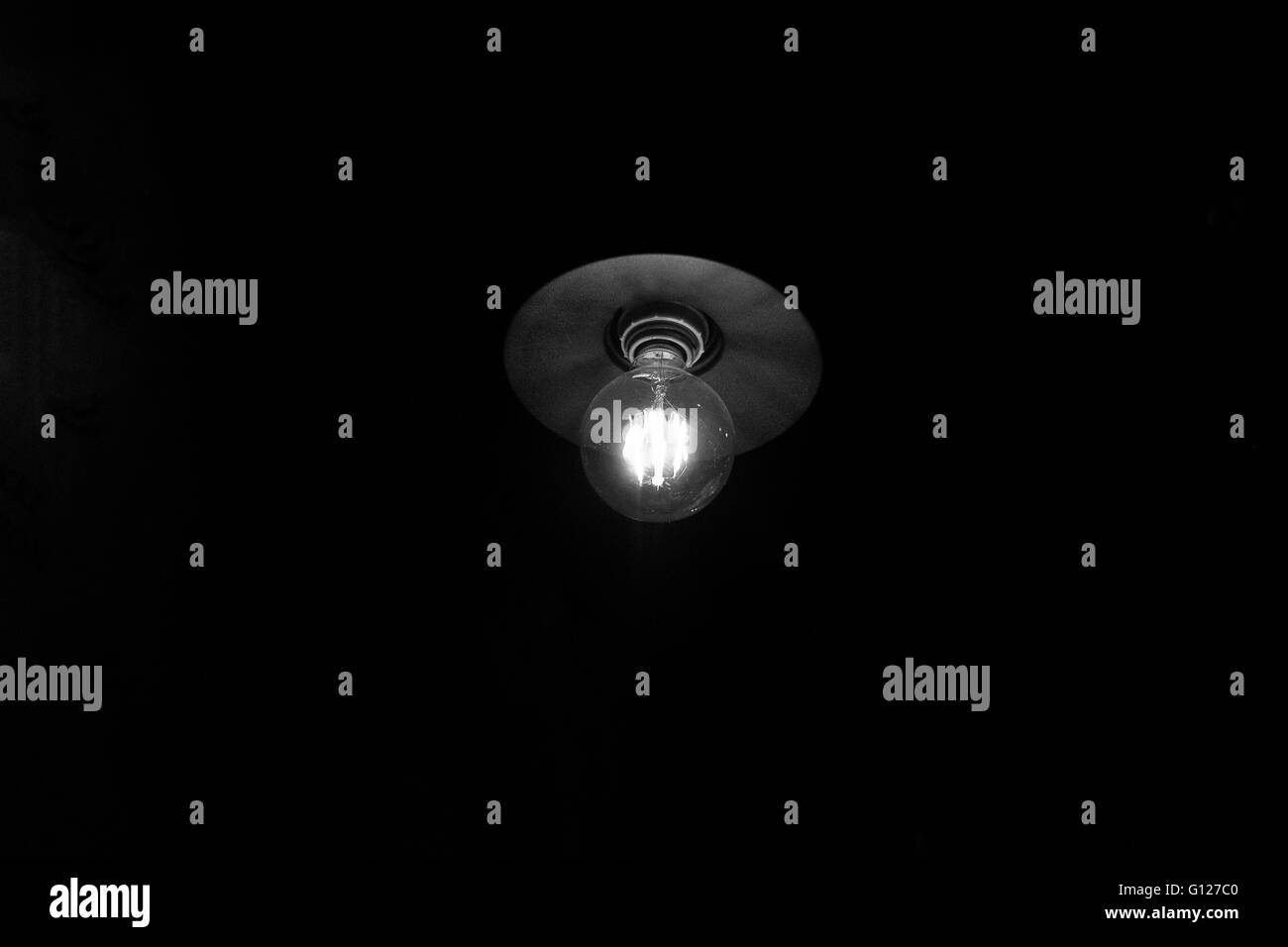 Lampe in einem dunklen Hintergrund. Stockfoto
