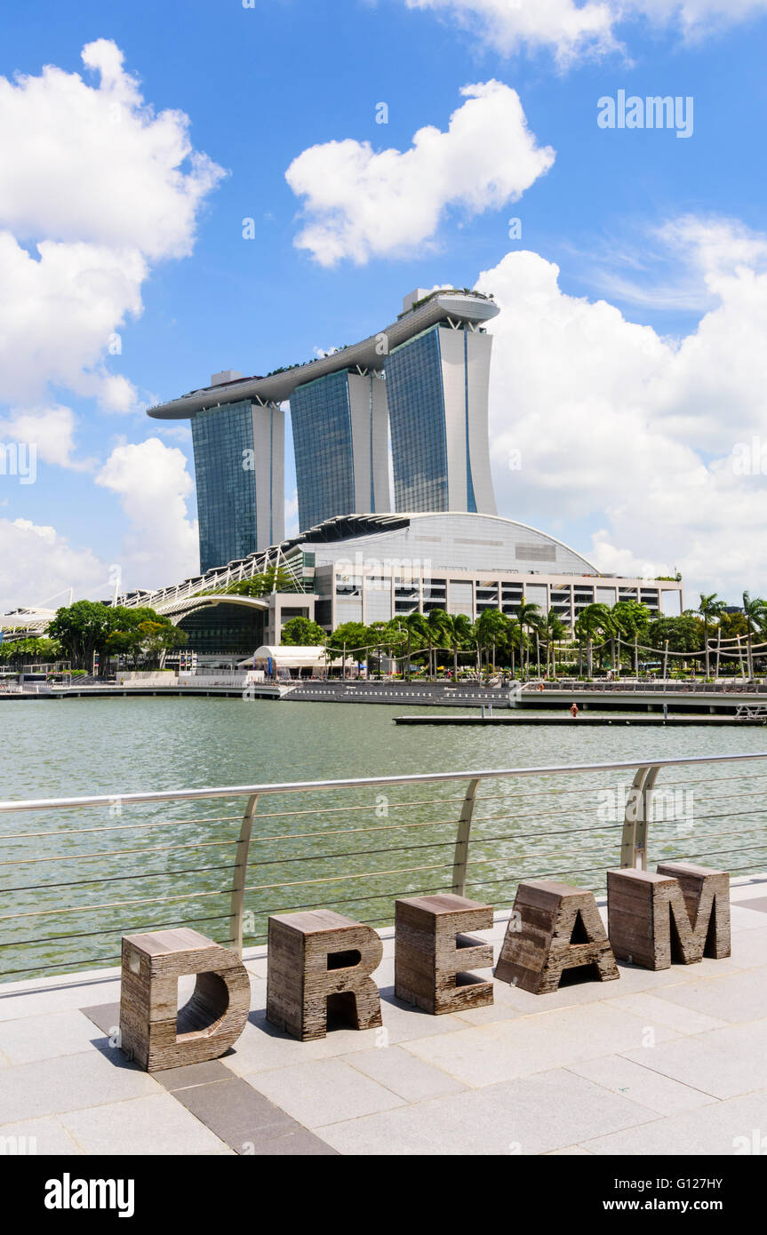 Das Wort Traum an der Uferpromenade mit Blick auf die Marina Bay Sands, Marina Bay, Singapur Stockfoto