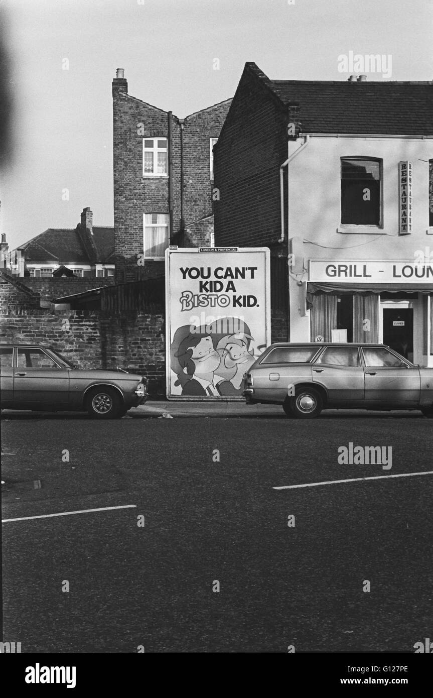 Archiv Bild eines Bisto Sauce Werbung auf einer Straße in Lambeth, London, England, 1979, mit Autos geparkt vor Stockfoto