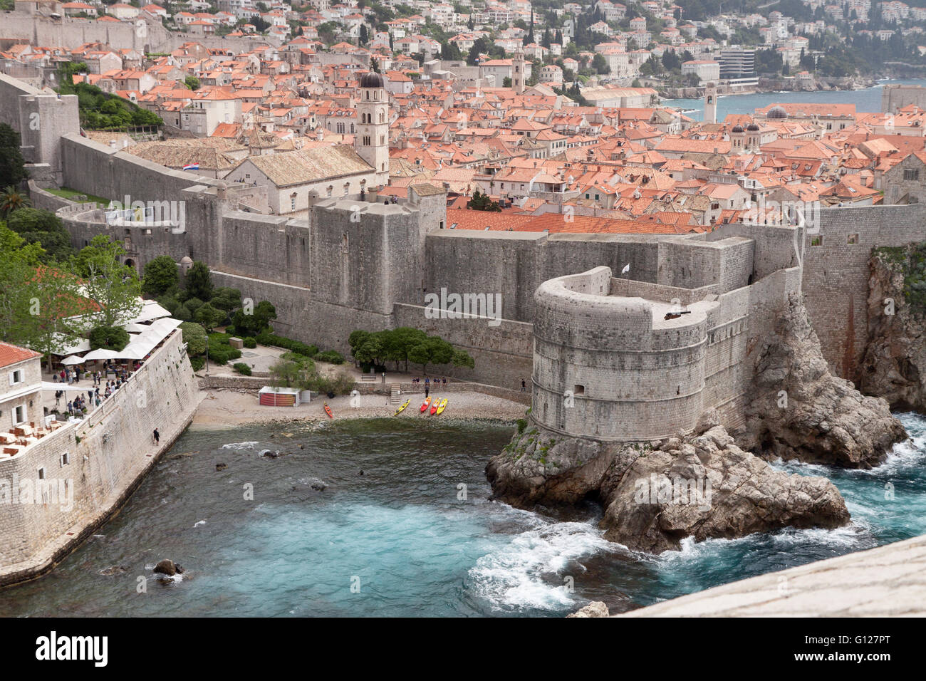 Dubrovnik Altstadt und Stadtmauern. Von der Festung Lovrijenac betrachtet. Stockfoto