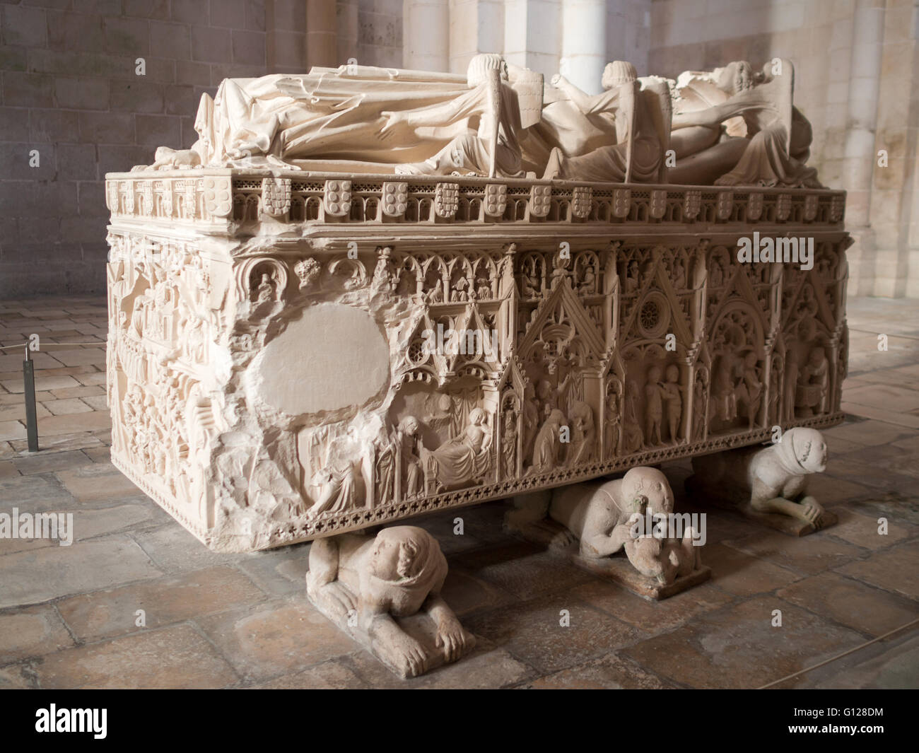 Grab von Ines de Castro im Inneren der Kirche Mosteiro de Santa Maria de Alcobaça Stockfoto