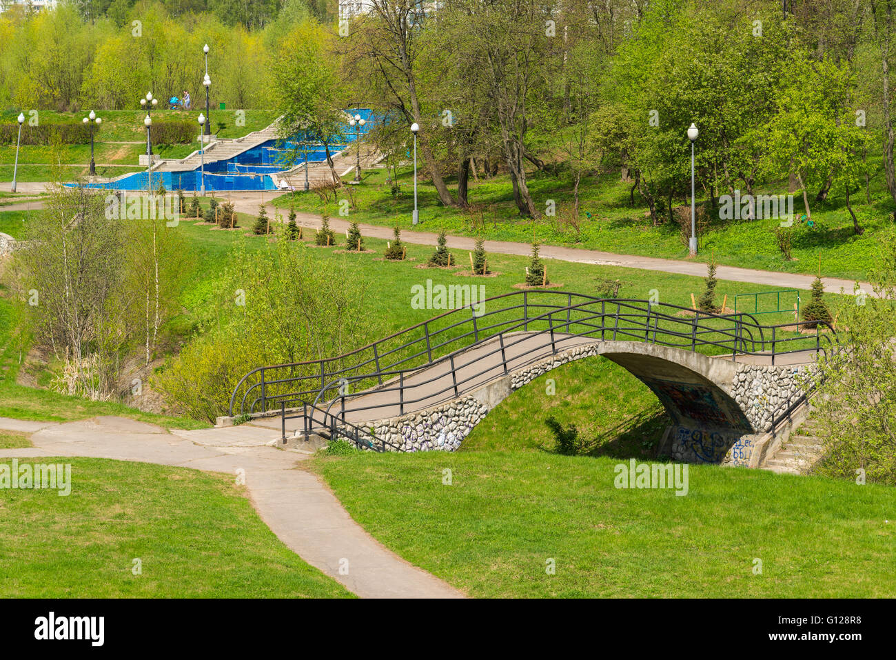 Park mit Brücke in Zelenograd Administrative District of Moscow Stockfoto