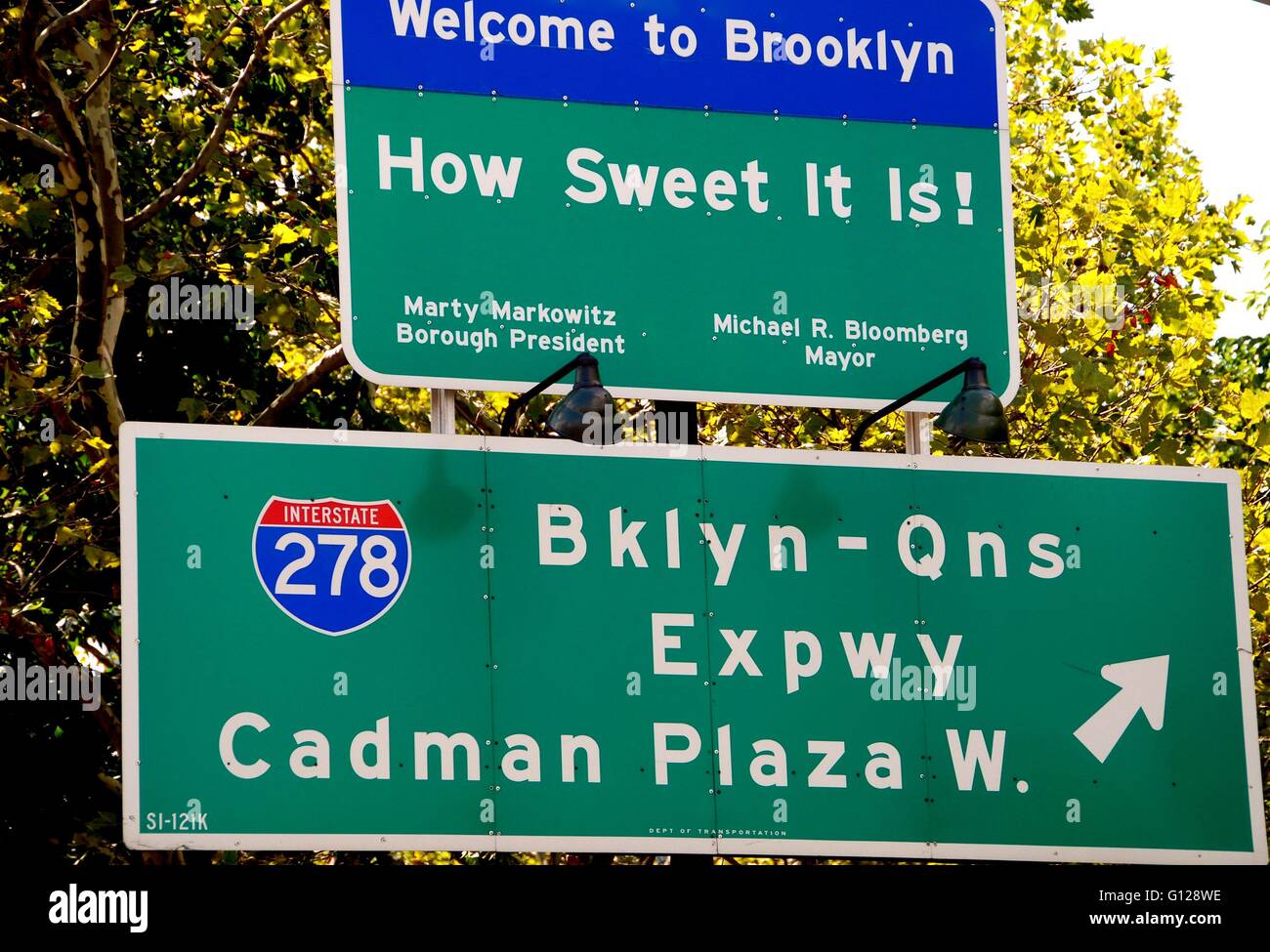 Brooklyn, New York: Zeichen am Ende der Brooklyn Bridge herzlich willkommen zu dem Stadtteil Brooklyn Stockfoto