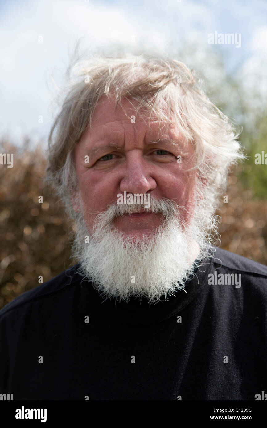 Älterer Mann mit weiß / grauen Bart und langes weißes Haar Stockfoto