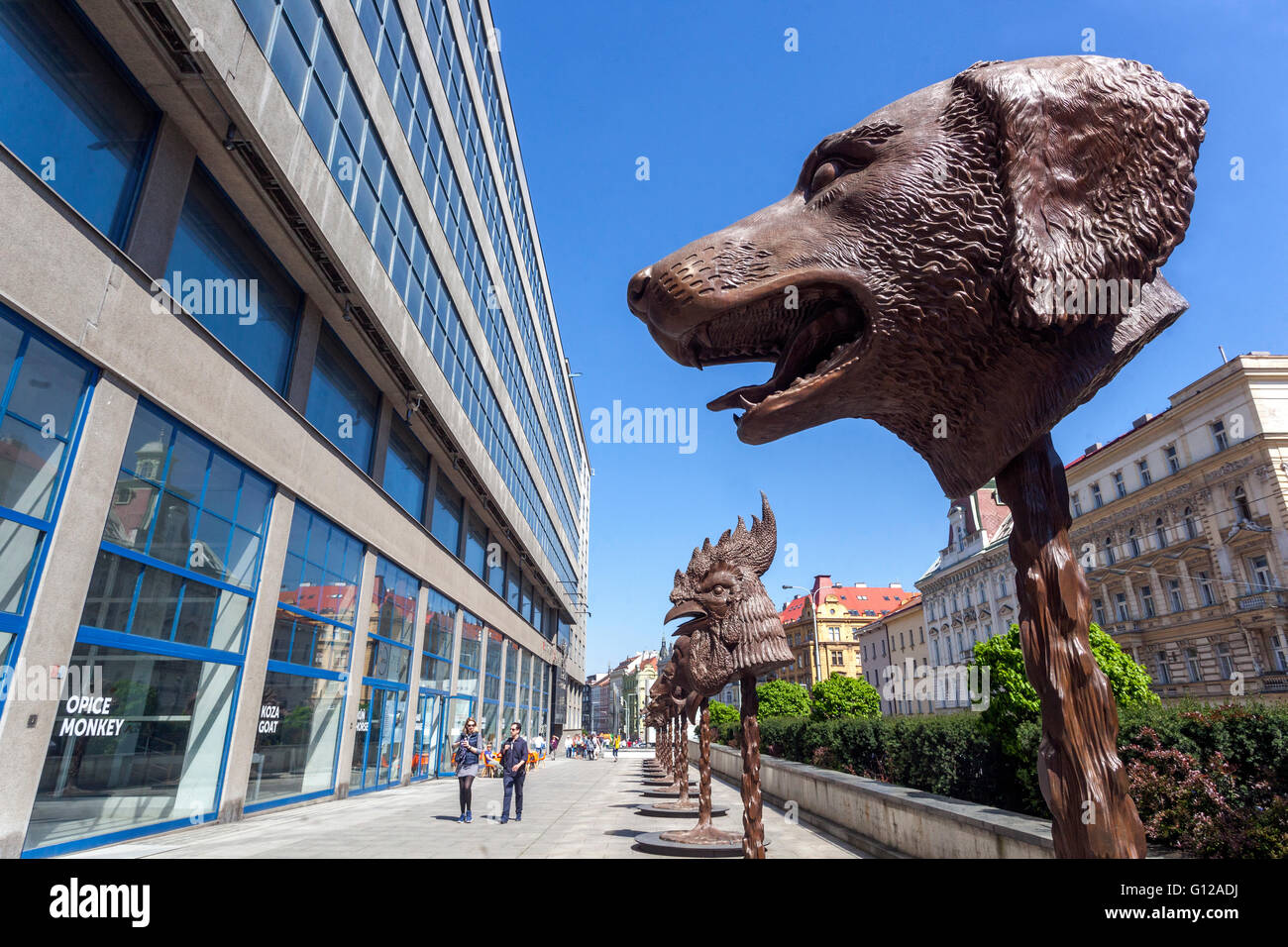AI Weiwei Kunstwerk - Sternzeichen Köpfe vor der Nationalgalerie, Holesovice, Prag Moderne Kunst Tschechien, Hund Stockfoto