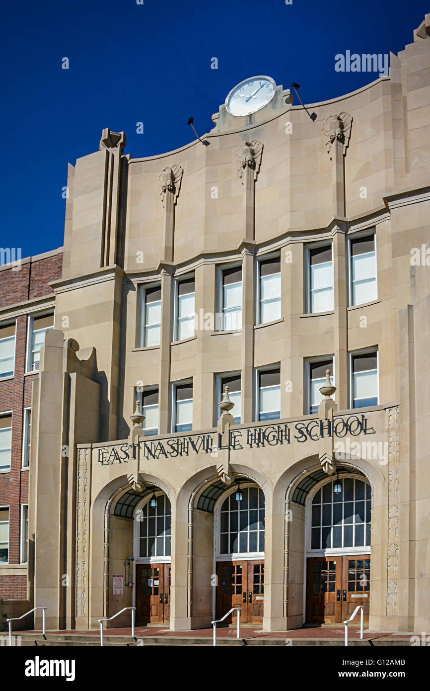 East High School auf Gallatin Hecht im East Nashville, TN Gebäude hat stattliche Stein Adler über den Romanischen Bogen Eingang Stockfoto