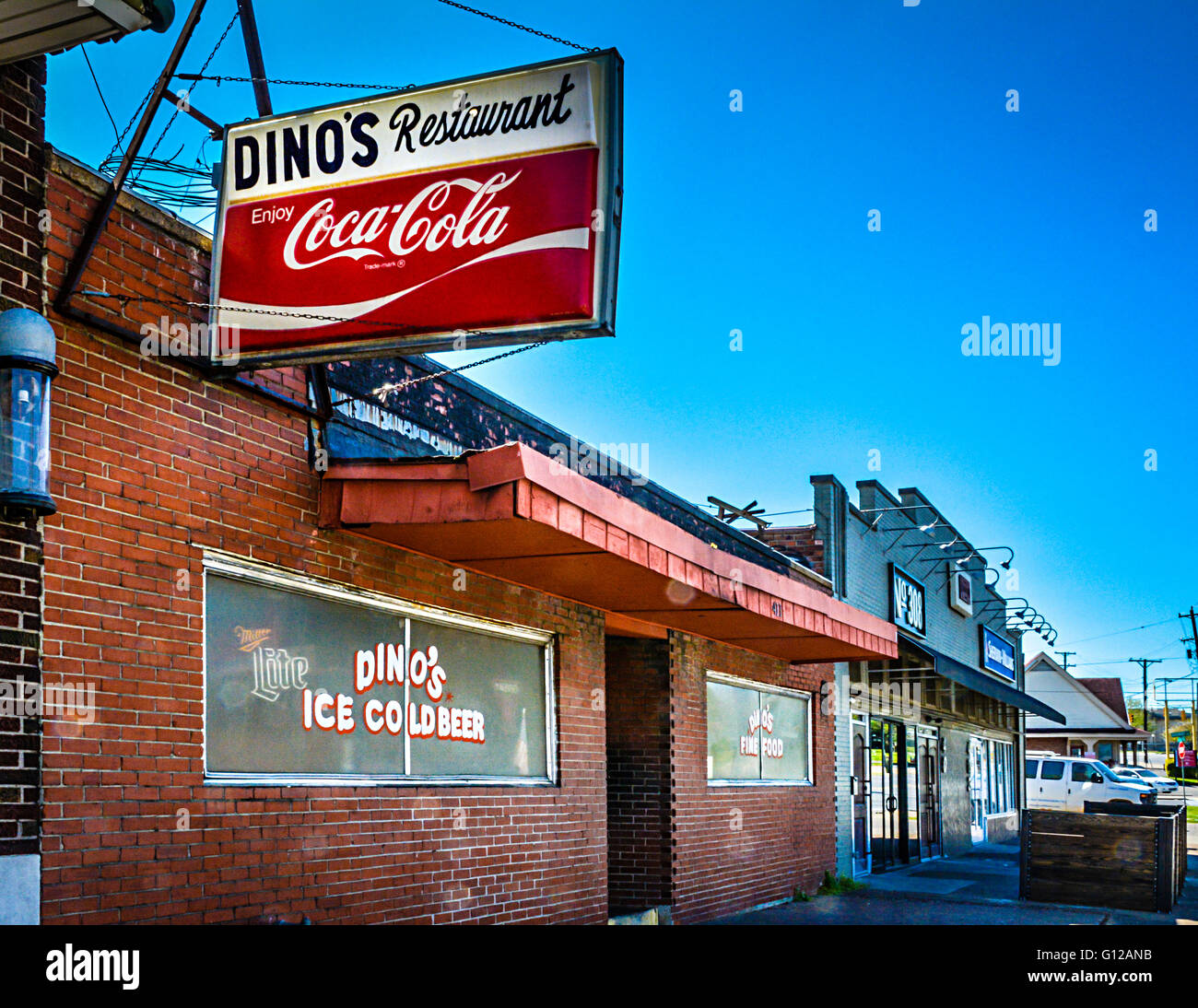 Eine unprätentiöse Dino Fine Food Tavern & Restaurant, das ultimative Tauchenstab Gallatin unterwegs in trendigen East Nashville TN Stockfoto