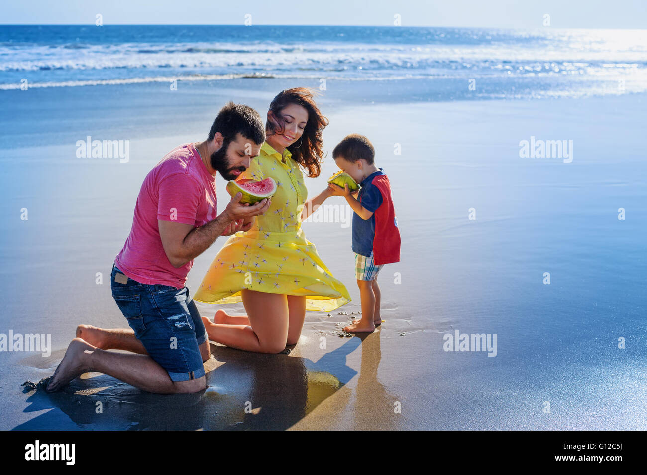 Gluckliche Familie Lustige Picknick Am Strand Mit Meer Surf Feed Mutter Babyjungen Erwachsenen Menschen Vater Sohn Essen Fruchte Mit Spass Stockfotografie Alamy
