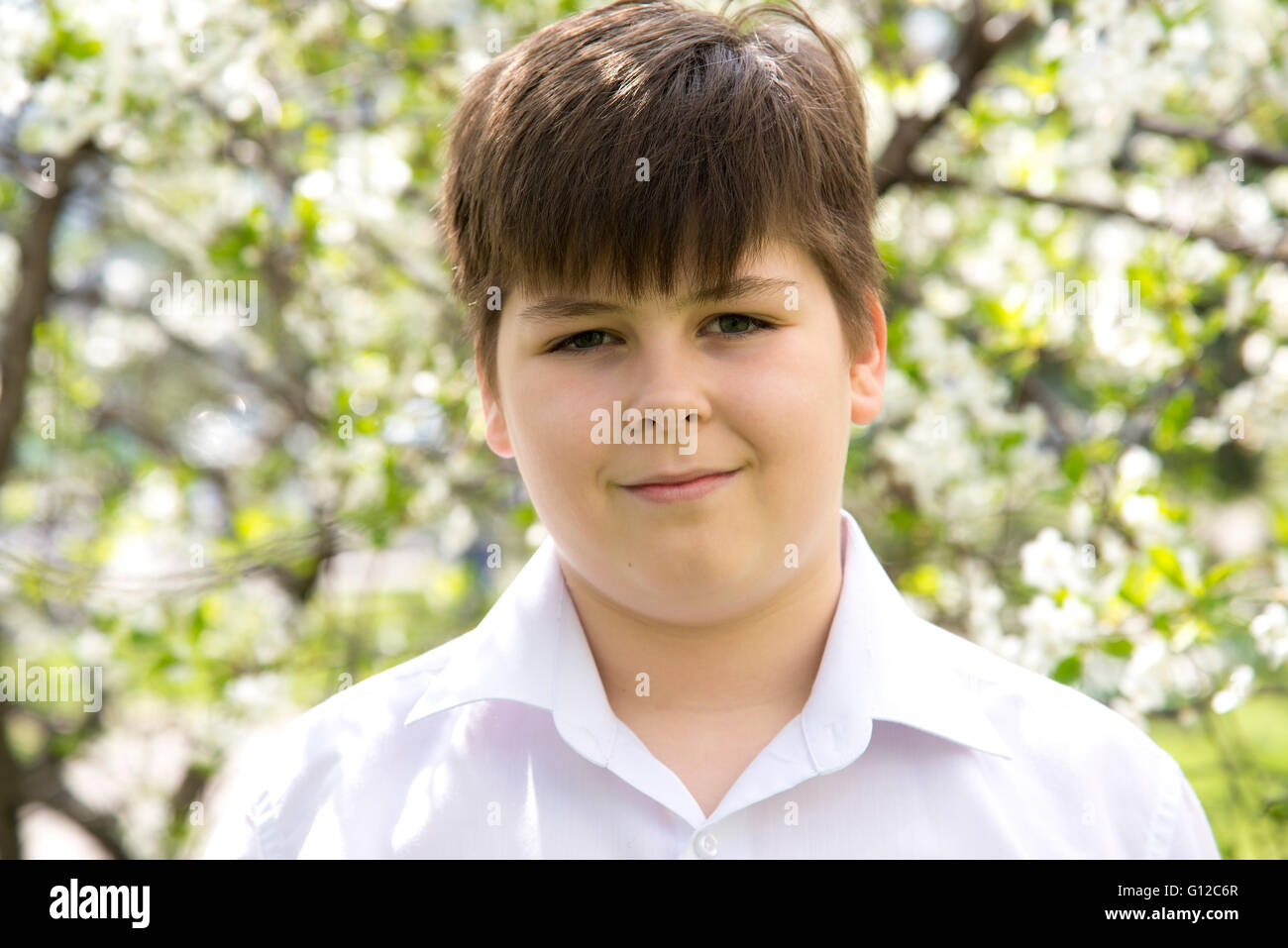 Porträt eines jungen Teenagers im Frühlingsgarten Stockfoto