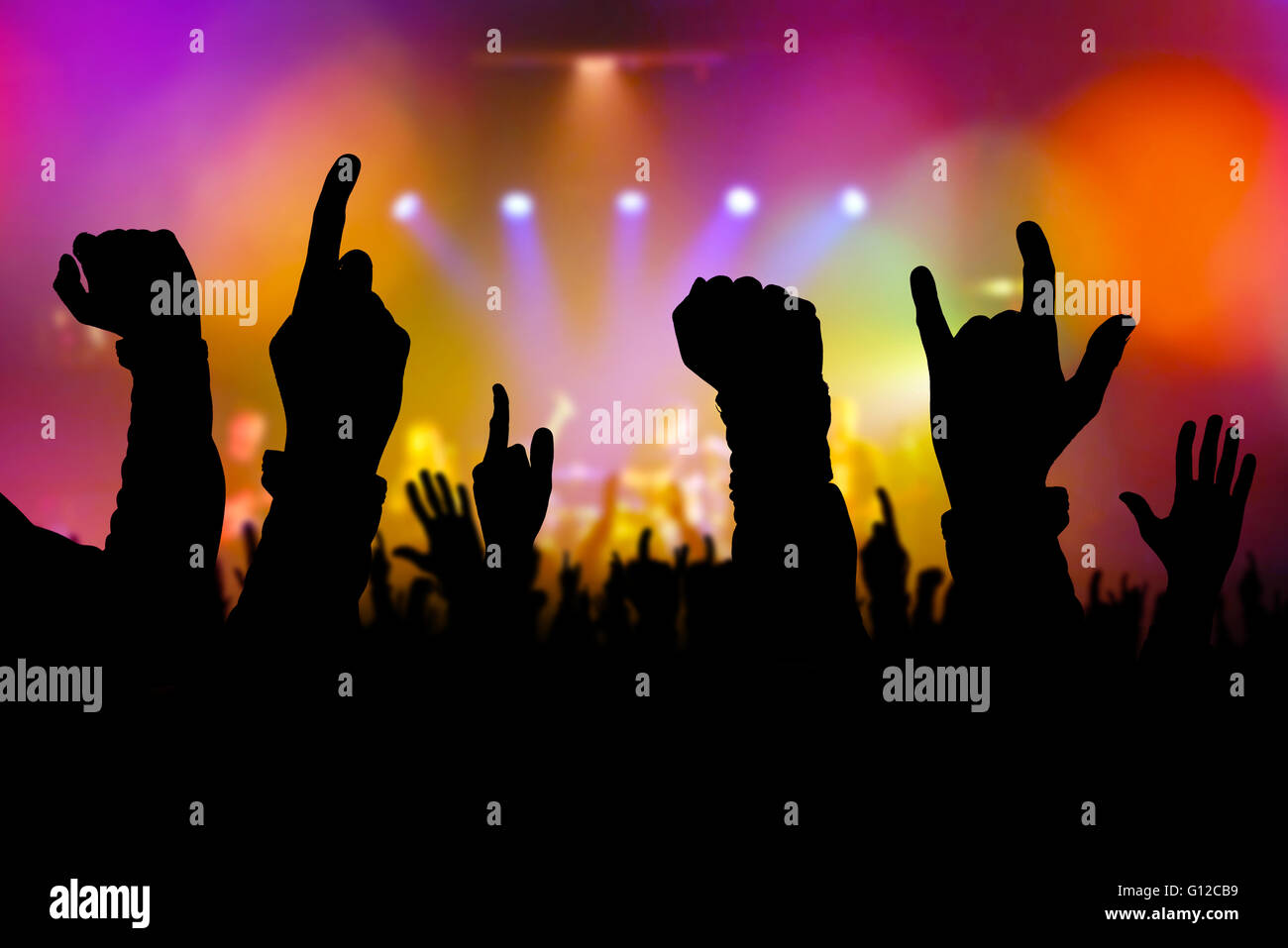 Konzert Menge Hände Rock'n'Roll-Band, die Durchführung von live-Musik auf der Bühne zu unterstützen, genießen Silhouetten von Jugendlichen auf Rock-gig Stockfoto