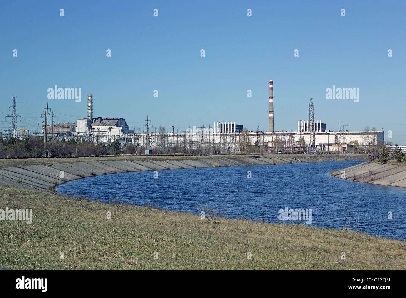 Fluss Pripjat, -Kernkraftwerk - Tschernobyl-Reaktor 4, 3, 2 & 1 - (von links nach rechts). Stockfoto