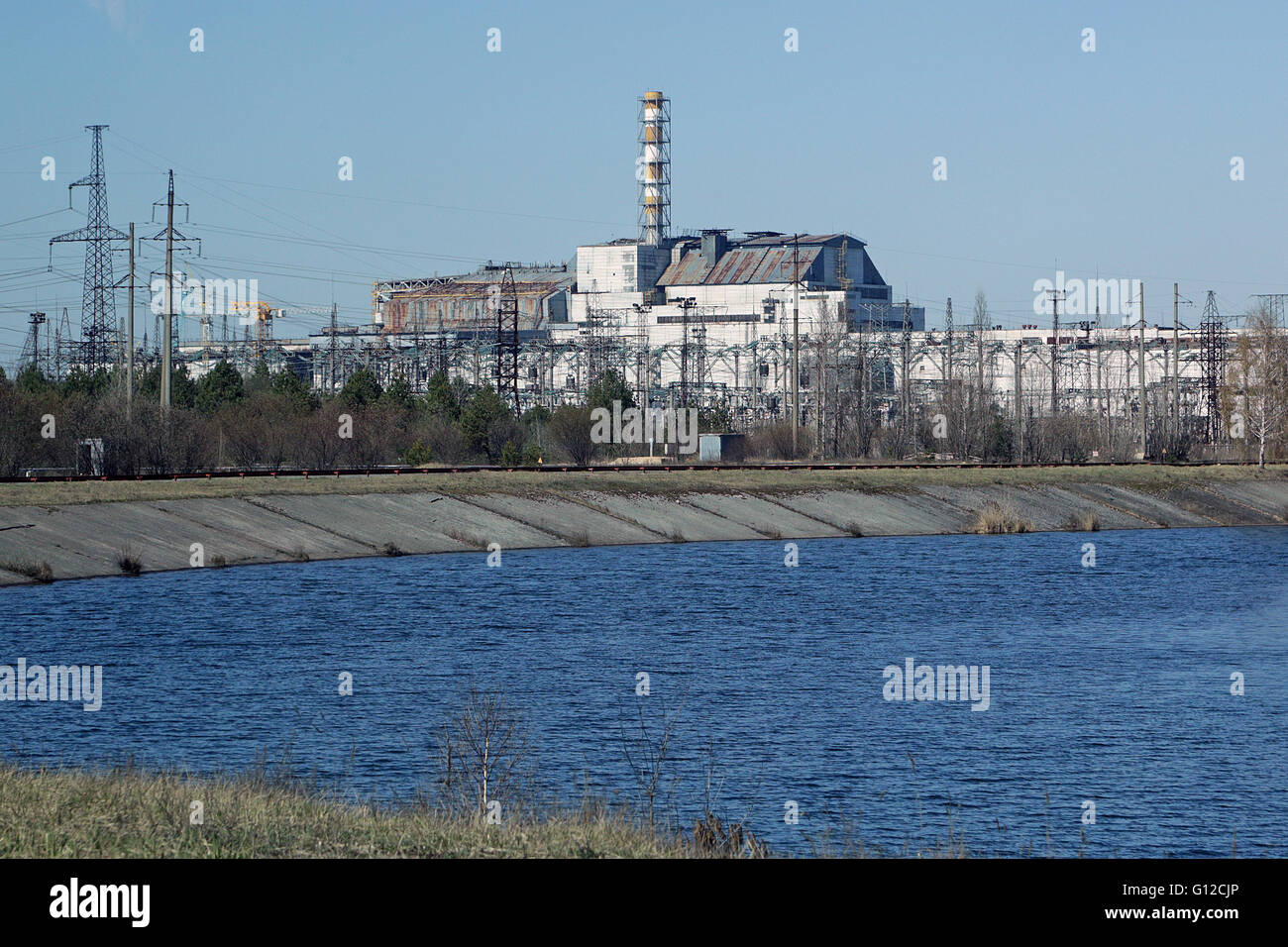 Fluss Pripjat, Tschernobyl - Pflanze - zerstörten Reaktor 4 (links) - intakt Kernreaktor 3 (rechts). Stockfoto