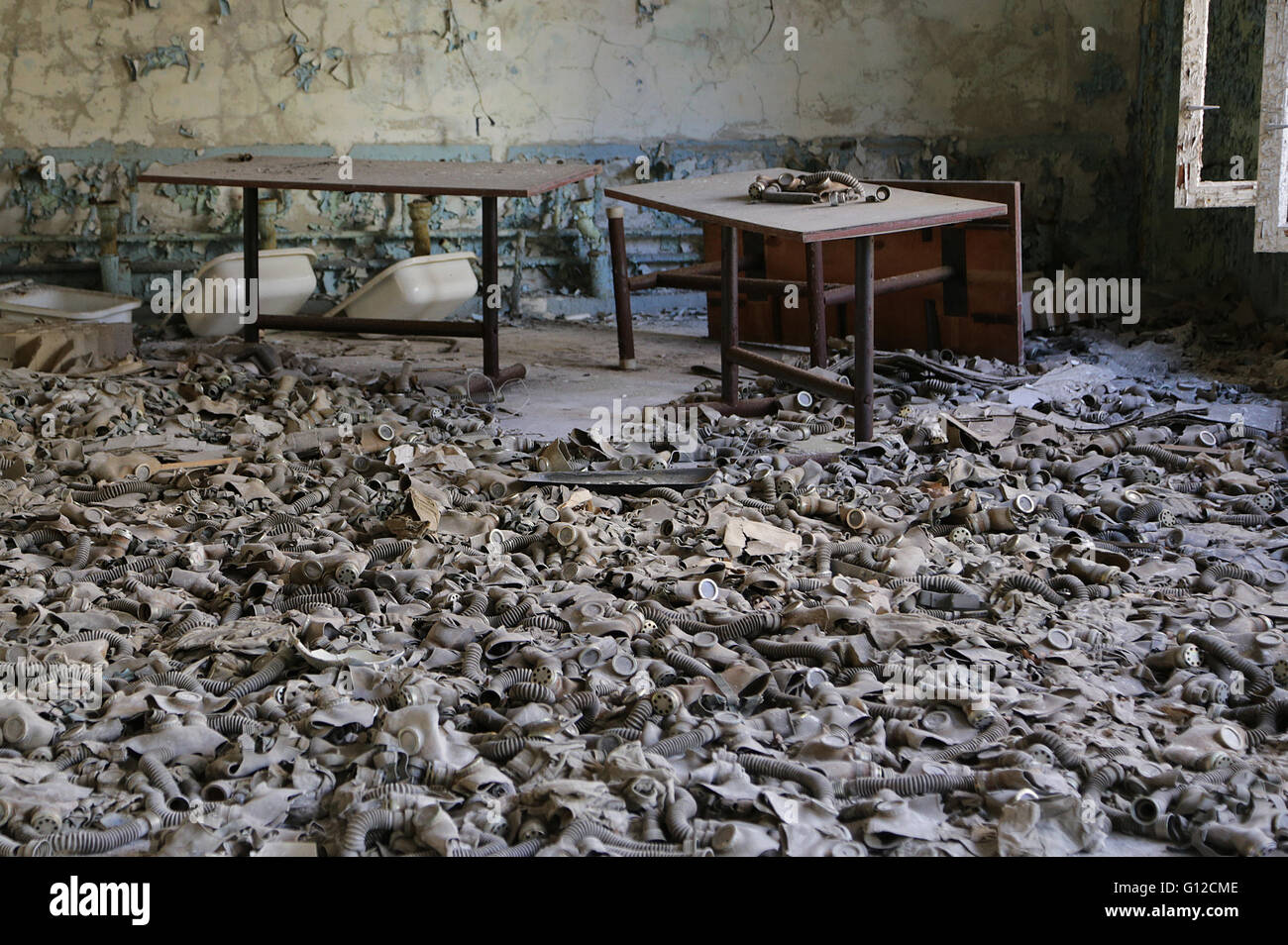 Gasmasken nutzlos gemacht, auf dem Boden von einem Klassenzimmer einer Schule in Pripyat Stockfoto