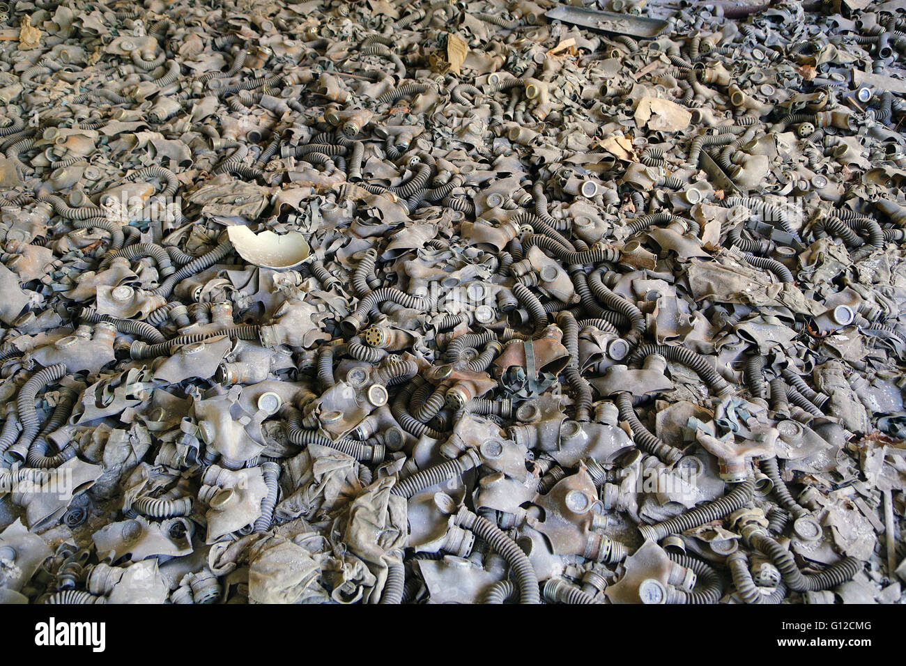 Gasmasken nutzlos gemacht, auf dem Boden von einem Klassenzimmer einer Schule in Pripyat Stockfoto