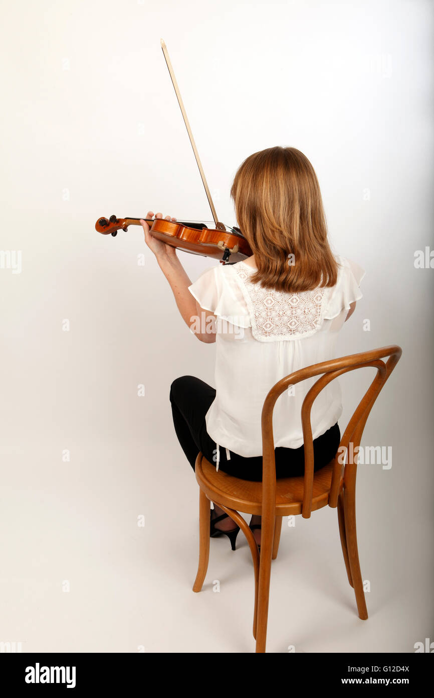 Die Geige mit dem Bogen zu spielen. Arco. Spielen Sie Position Verbeugung. Stockfoto Die Geige mit dem Bogen zu spielen. Arco. Spielen Sie Position Verbeugung. Stockfoto