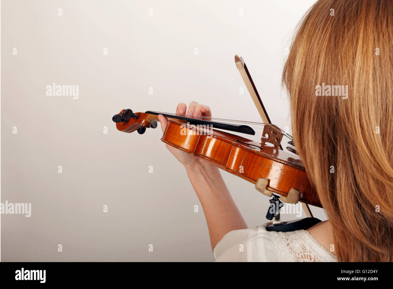 Die Geige mit dem Bogen zu spielen. Arco. Spielen Sie Position Verbeugung. Stockfoto Die Geige mit dem Bogen zu spielen. Arco. Spielen Sie Position Verbeugung. Stockfoto